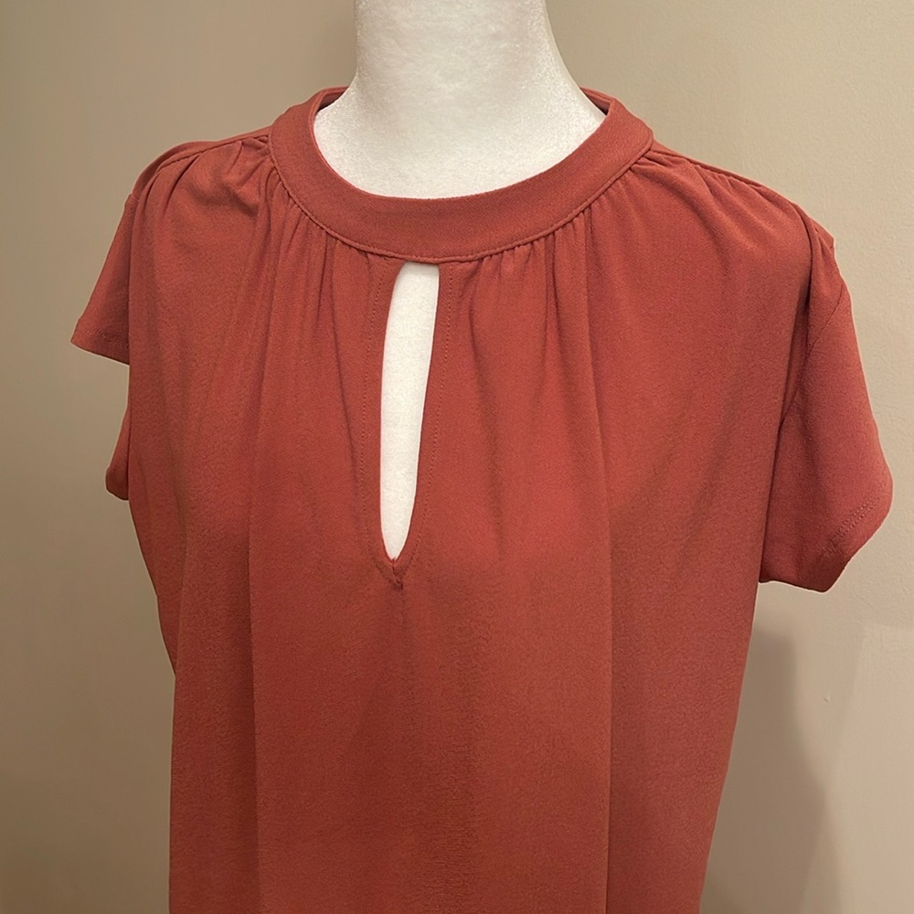 Halogen keyhole cap sleeve knit top